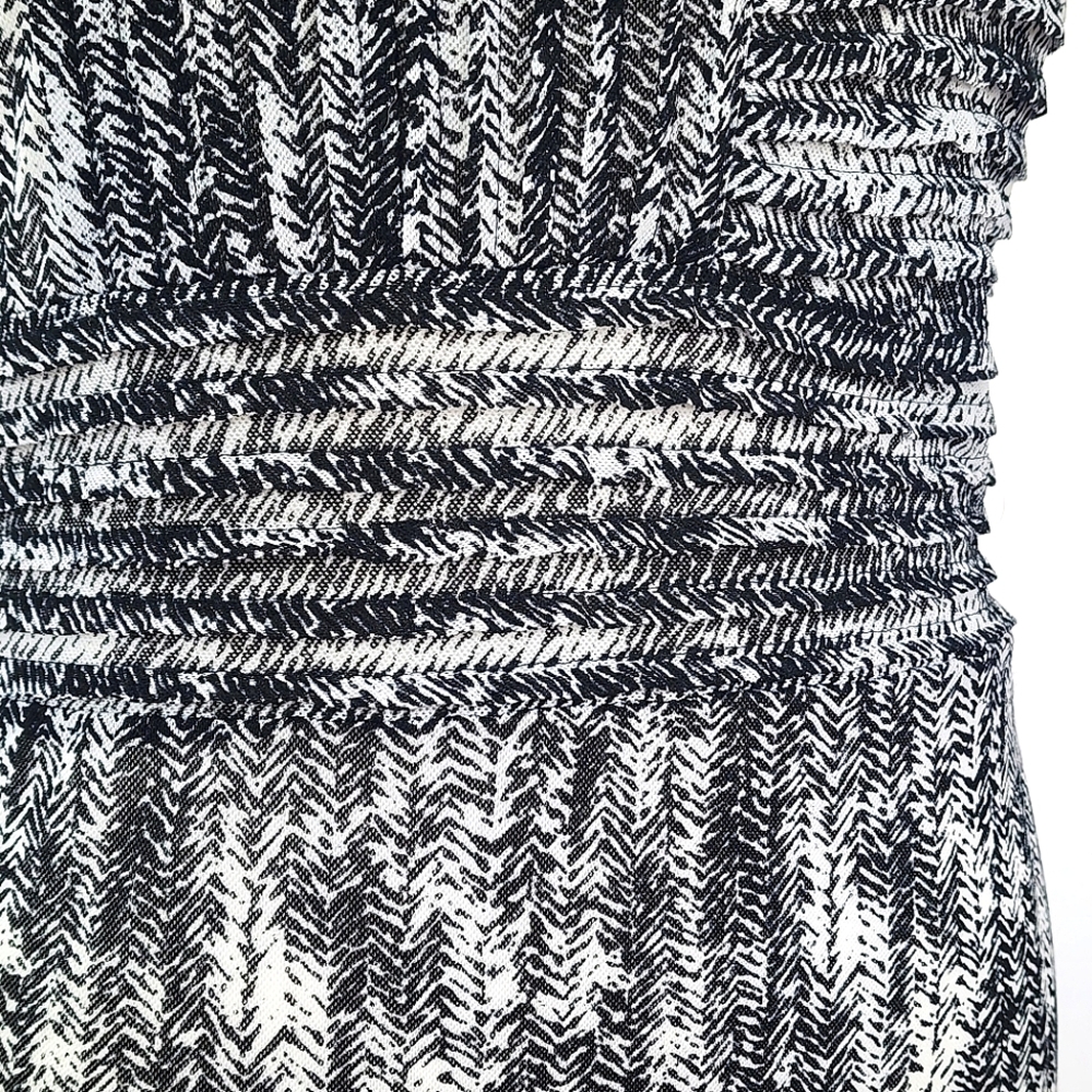 Sleeveless Black & White Textured Tank Top - Picture 3 of 11